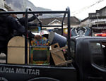 Policiais transportam máquinas de de jogos recolhidas na favela da Rocinha Leia mais