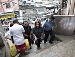A delegada-chefe da Polícia Civil do Rio, Marta Rocha, visita a favela da Rocinha com o comandante da Policia Militar, Erir da Costa Filho Leia mais