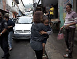 A delegada-chefe da Polícia Civil do Rio, Marta Rocha, visita a favela da Rocinha um dia após a operação policial que ocupou a comunidade Leia mais