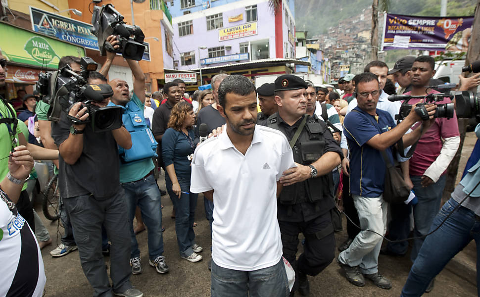 Aroldo Santos (31) se entrega a policiais do Batalhão de Operacões Especiais (Bope) um dia após a operação 'Choque da Paz' Leia mais