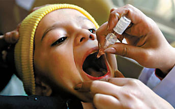 Menina iraquiana Teba Hayder, 3, recebe vacina contra poliomielite em Bagd; Ministrio da Sade iraquiano pretende imunizar cerca de 5 milhes de crianas numa campanha que vai durar cinco dias