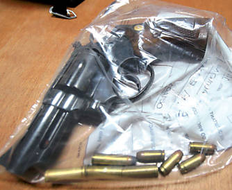 Arma usada durante assalto em que um garoto de trs anos foi baleado em Sertozinho