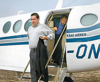 Carlos Lupi em avio que teria sido alugado por empresrio