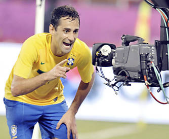 Jonas interage com cmera de TV para celebrar gol no amistoso da seleo