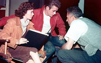 O diretor Nicholas ray (dir.) dirige James Dean e Natalie Wood em "Juventude transviada" (1955); mostra exibir filme