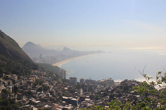 Vista da orla carioca a partir do mirante do "Arvro", no topo da favela do Vidigal; veja galeria de imagens