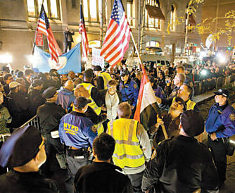 Centenas de pessoas retomam protestos no parque Zucotti, na noite de ontem em Nova York, sob forte cerco da polícia