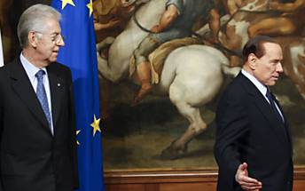 O premi italiano, Mario Monti (esq.), e seu antecessor Silvio Berlusconi na residncia oficial dos primeiros-ministros