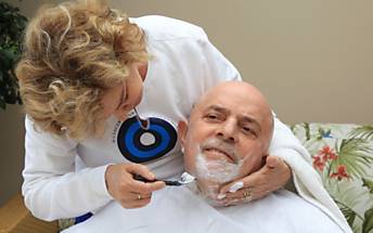 J careca, o ex-presidente Lula, em tratamento contra cncer,  barbeado por sua mulher, Marisa, no apartamento do casa
