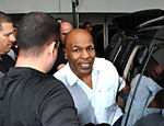 Mike Tyson desembarca no aeroporto Internacional do Rio de Janeiro Leia Mais