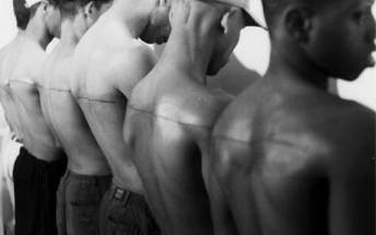 SANTIAGO SIERRANuma srie de performances em Havana (Cuba) e Salamanca (Espanha), o artista espanhol pagou US$ 30 ou uma dose de herona a desempregados e prostitutas para que deixassem tatuar uma linha contnua em suas costas