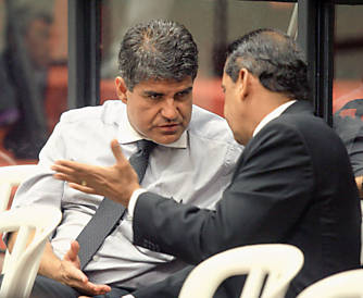 O vereador Walter Gomes conversa como secretrio de Governo, Jamil Albuquerque, na sesso da Cmara de Ribeiro