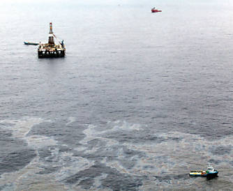 Barcos atuam na conteno de leo perto de plataforma da Chevron na bacia de Campos