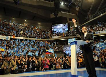 O candidato a primeiro-ministro espanhol Mariano Rajoy (Partido Popular) cumprimenta correligionrios em seu ltimo ato de campanha, em Madri
