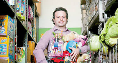 Jnior ribeiro, gerente de "e-commerce" da Brinquedos Laura, na sede da empresa, em SP