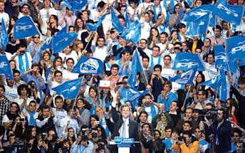 Mariano Rajoy, lder do Partido Popular da Espanha, acena para partidrios no ltimo encontro de campanha antes das eleies marcadas para hoje