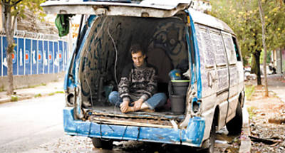 Ronaldo Dimas Lipparelli, 50, que mora h dois meses dentro de uma van abandonada