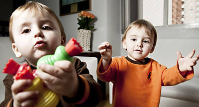 Os irmos Rafael (de laranja) e Leonardo, 1 ano e 8 meses, que disputam brinquedos