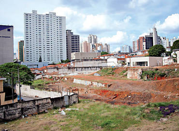 Terreno que seria usado para a construo de um condomnio na Vila Mariana; obra foi suspensa aps abaixo-assinado