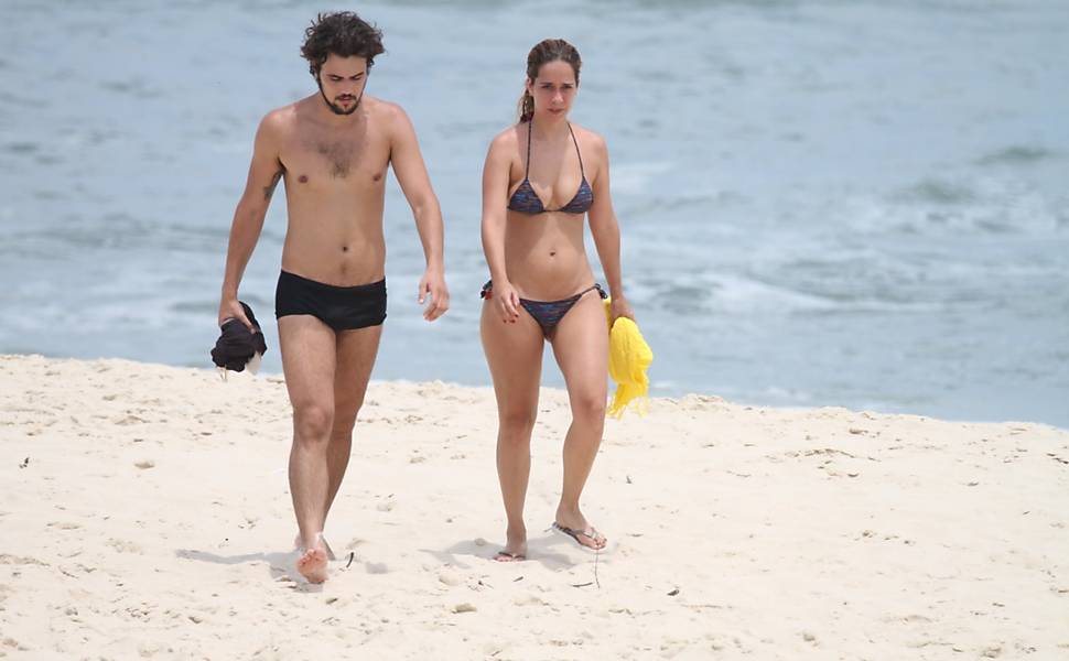 Bruno Ferrari e Paloma Duarte caminham na praia da Reserva, no Rio de Janeiro
