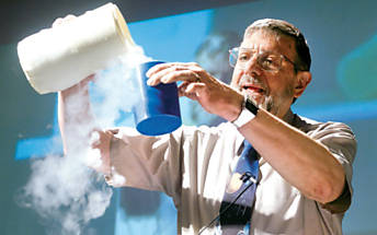 William Phillips, vencedor do Prmio Nobel em Fsica, brinca com nitrognio lquido durante palestra