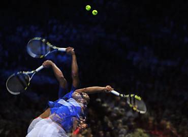 Jo-Wilfried Tsonga saca na vitria sobre Mardy Fish por 7/6 e 6/1 nas Finais da ATP. Tsonga busca vaga nas semifinais contra Rafael Nadal amanh