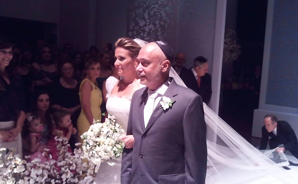 Luisa chega ao casamento com seu pai, o redator Papa Camargo