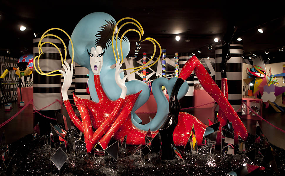 Uma enorme escultura de Gaga dá boas-vindas aos consumidores