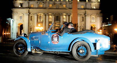 Carro antigo de corrida passa em frente  praa So Pedro, no Vaticano, durante a Mille Miglia