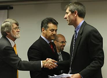 O presidente do Ibama, Curt Trennepohl (esq.), cumprimenta George Buck, da Chevron no Brasil, na Cmara