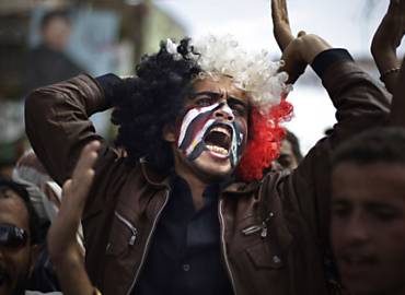 Manifestante protesta em Sanaa contra imunidade judicial oferecida a ditador do Imen