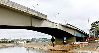Ponte dos Remdios (zona oeste de So Paulo), que ficou interditada em parte do dia depois do desabamento de uma mureta no sentido Lapa