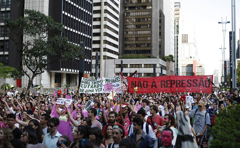 Protesto de estudantes da USP interrompeu trânsito na avenida Paulista Leia mais