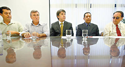 Vereadores Gil, Bertinho, Zanferdini e Gomes e o advogado Herclito Mossin durante reunio informal da Comisso Especial de Estudos, na Cmara