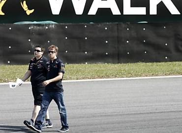 A p, o bicampeo Sebastian Vettel faz o reconhecimento do traado de Interlagos