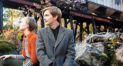 Os atores Mia Wasikowska e Henry Hopper em cena do filme "Inquietos"