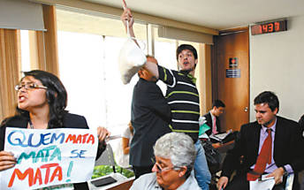 Ambientalistas protestaram contra o projeto no Senado e foram retirados  fora de sala de comisso por seguranas