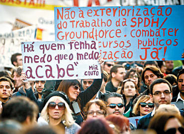 Manifestantes durante protesto em Lisboa