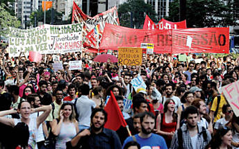 Estudantes da USP fazem passeata na av. Paulista contra a presena da PM no campus
