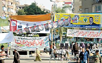 Cartazes e faixas emrua do Cairo, capital egpcia, palco de protestos contra o conselho militar, no poder desde fevereiro