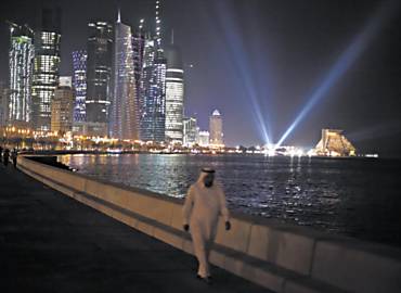 Usando sua riqueza petrolfera e a Al Jazeera, o Qatar busca ampliar seu papel na regio