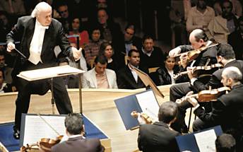 O maestro brasileiro Isaac Karabtchevsky rege a &#147;nona&#148; de Mahler com a Osesp na Sala So Paulo em abril deste ano