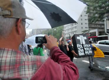 Adolfo Martins, do movimento Marcha pela tica, usa seu celular para transmitir ao vivo passeata na av. Paulista