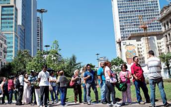 Milhares de consumidores participaramdemutiro no centro de So Paulo, na semana passada, para renegociar dbitos em atraso com lojas e bancos