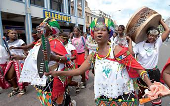Mulheres zulus participam de procisso nas ruas de Durban durante evento pr-COP-17