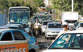 Trnsito congestionado logo no incio da manh na rua Elpdio Gomes, que passa ao lado do parque Maurilio Biagi