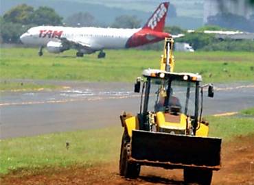 Trator trabalha em obra ao lado da pista do Leite Lopes; aeroporto  um dos que vo receber investimentos na regio