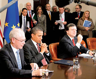 Obama entre Rompuy, presidente do Conselho Europeu, e Barroso, da Comisso Europeia
