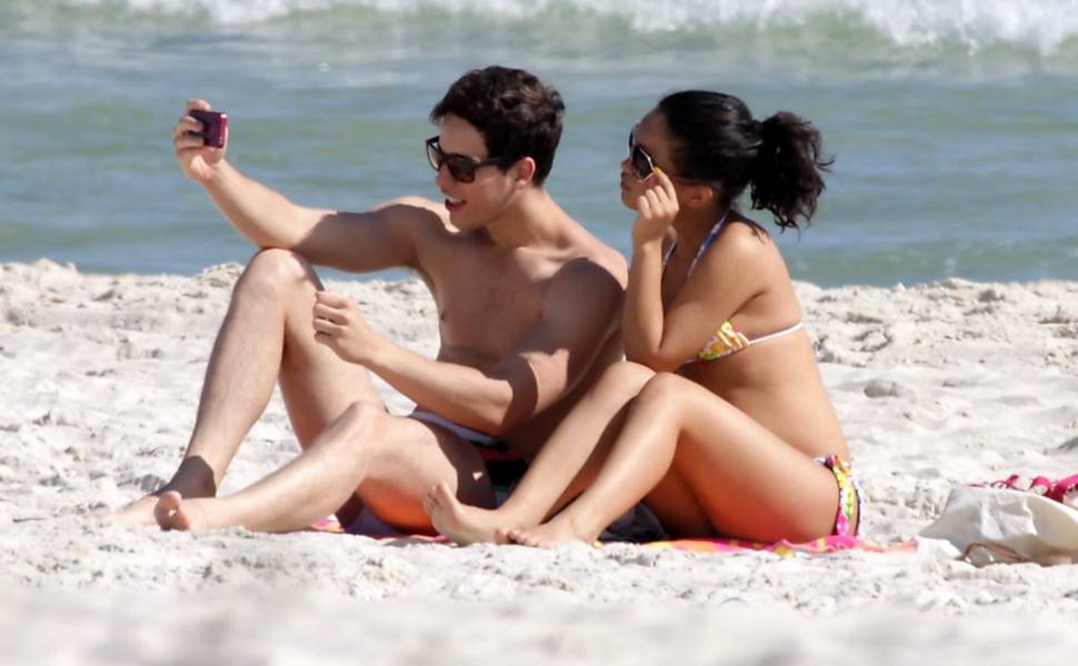 Carol Macedo, que interpreta a funkeira Solange em "Fina Estampa", na praia do Pepê, na Barra da Tijuca