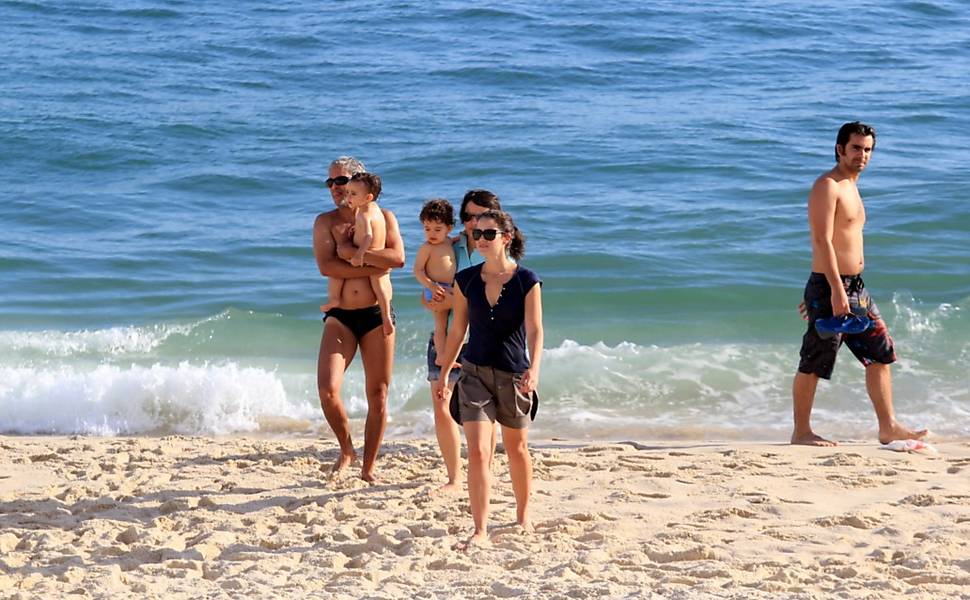 Patrícia Werneck com sua família na praia de Ipanema (RJ)